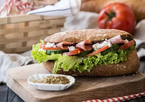 Χωριάτικη Μπαγκέτα Rustic με Σαλάμι Αέρος και Άλειμμα Φέτας