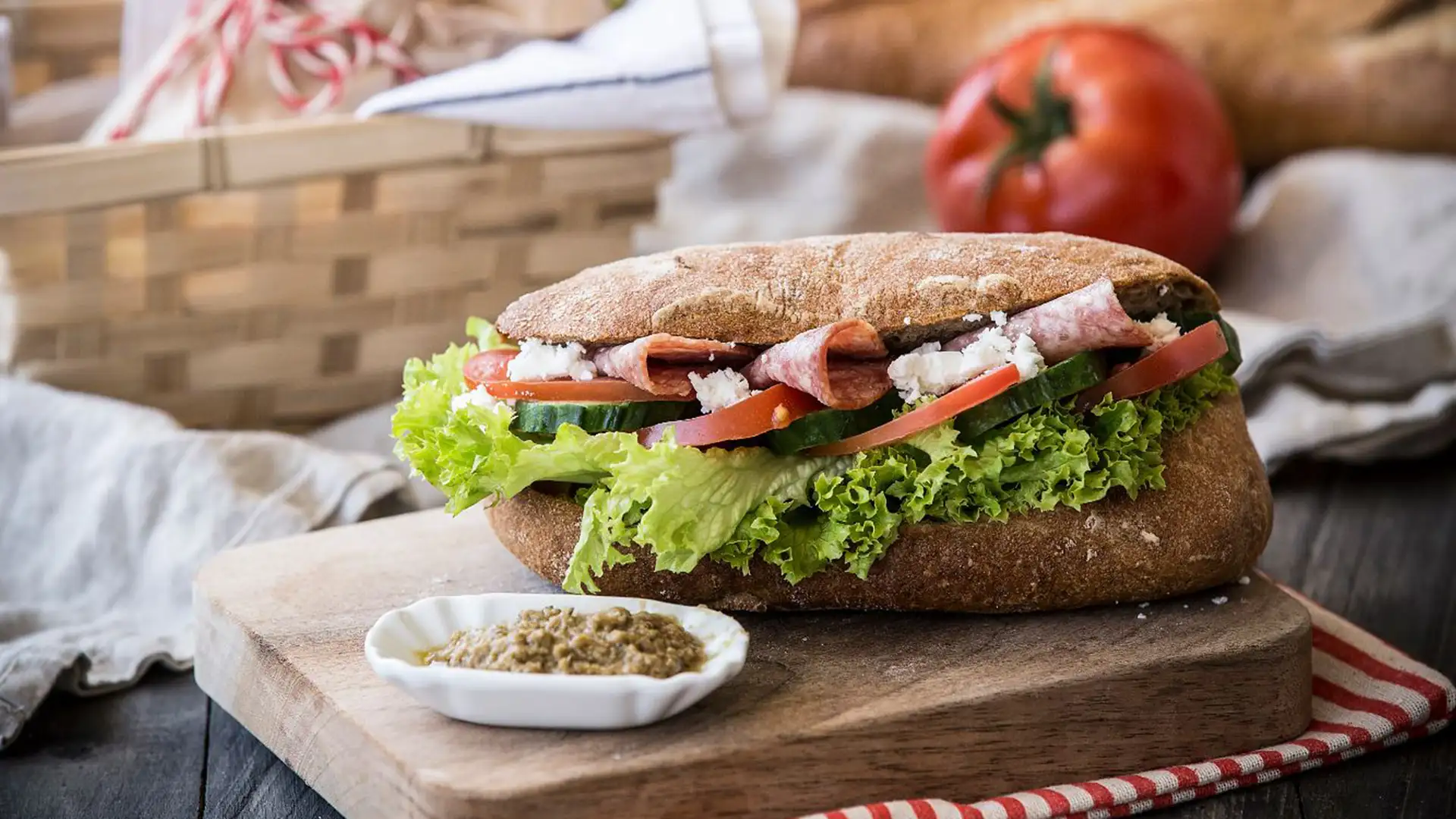 Χωριάτικη Μπαγκέτα Rustic με Σαλάμι Αέρος και Άλειμμα Φέτας