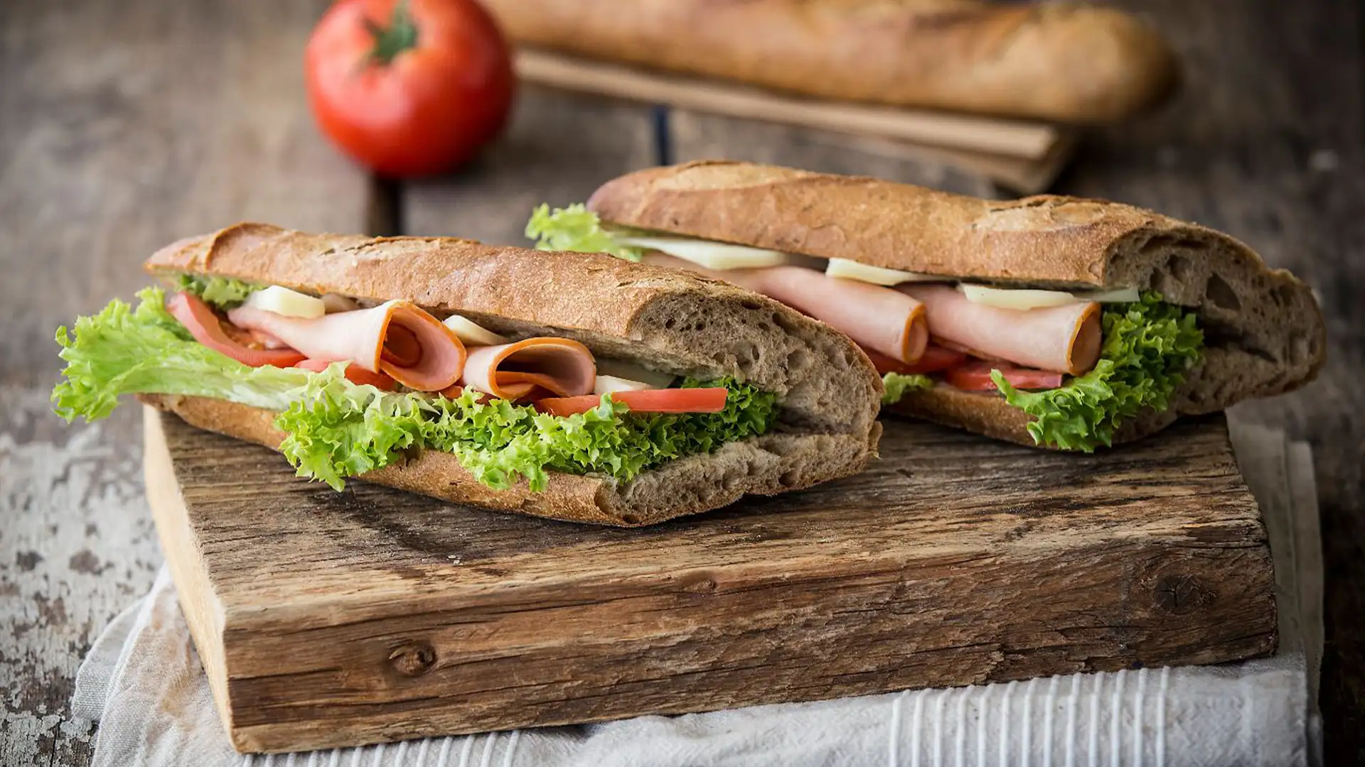 Μπαγκετίνι Σάντουιτς Rustic με Καπνιστή Χοιρινή Μπριζόλα