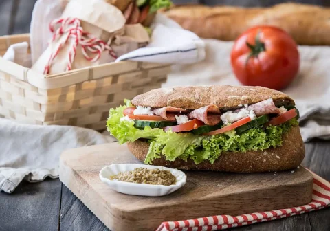 Τσιαπάτα Σάντουιτς Rustic με Λιαστή Τομάτα & Βασιλικό