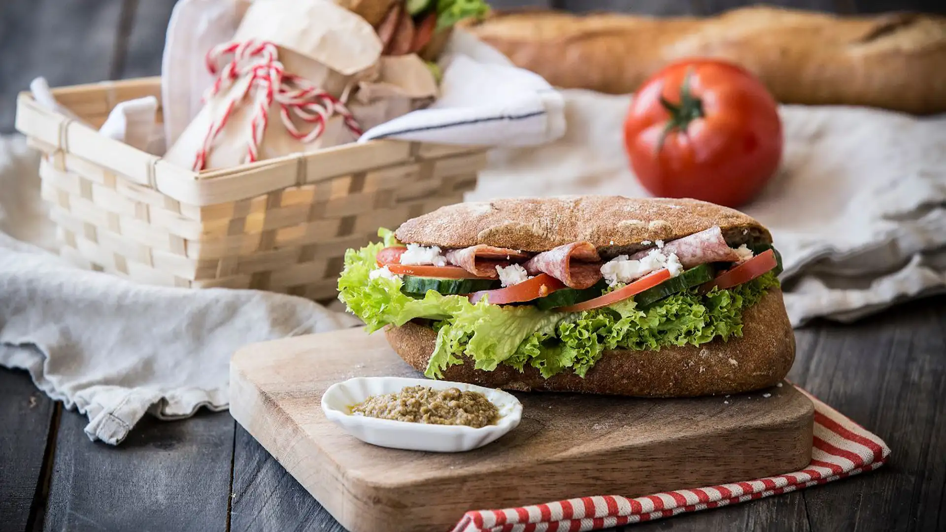 Τσιαπάτα Σάντουιτς Rustic με Λιαστή Τομάτα & Βασιλικό