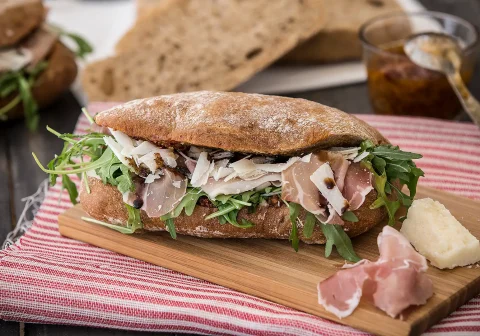 Sandwich Rustic με προσούτο, παρμεζάνα & ρόκα