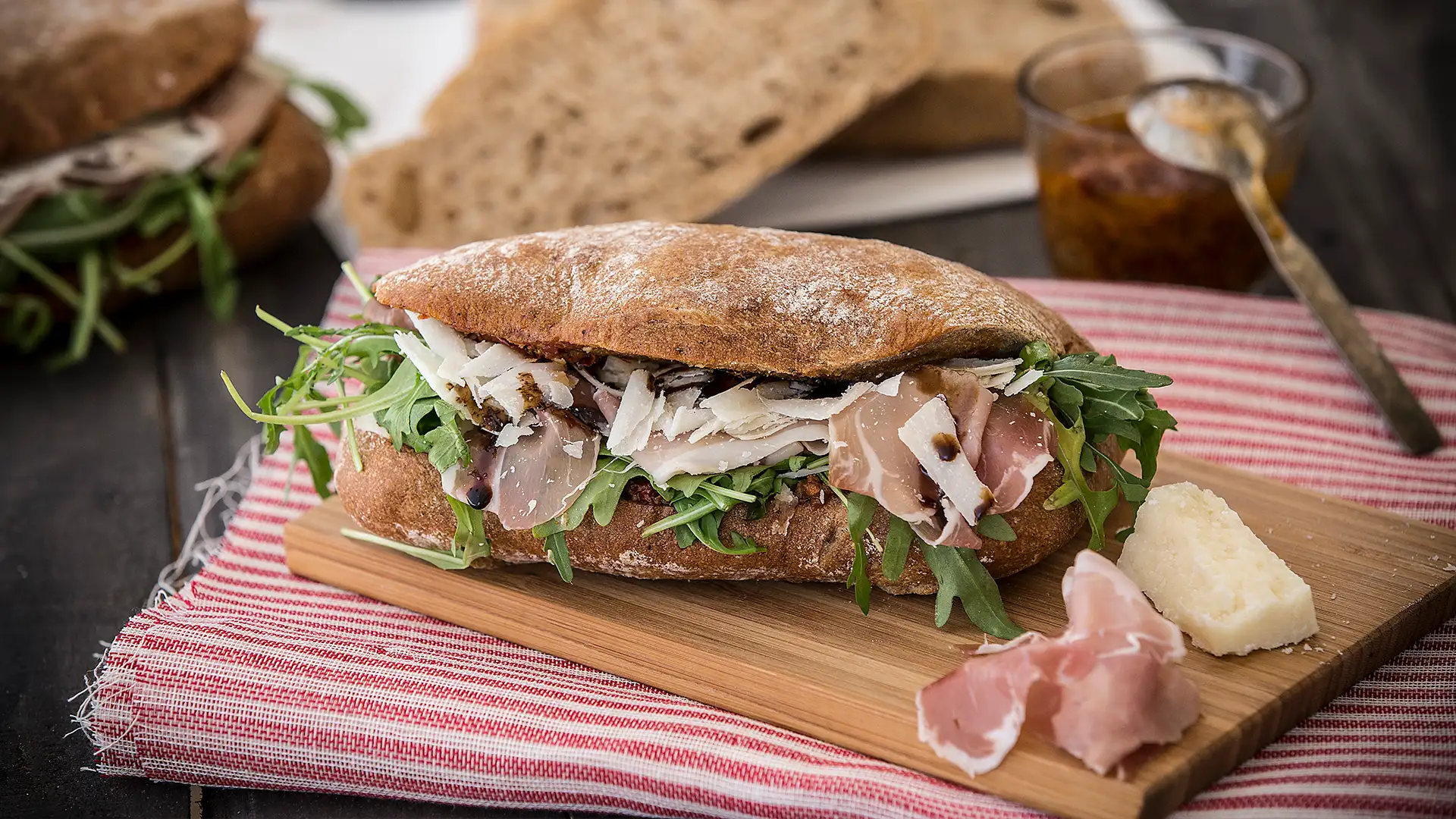 Sandwich Rustic με προσούτο, παρμεζάνα & ρόκα