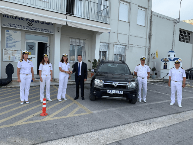 Loulis Mills_Δωρεά οχήματος τύπου SUV στο Κεντρικό Λιμεναρχείο Βόλου