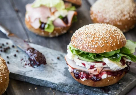 Γαλλικό Brioche με Καμαμπέρ, Μαρμελάδα με Φρούτα του Δάσους & Καπνιστή Γαλοπούλα