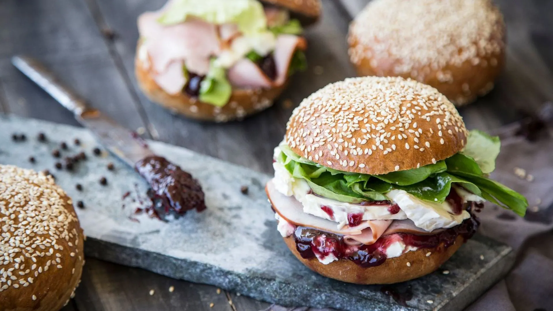 Γαλλικό Brioche με Καμαμπέρ, Μαρμελάδα με Φρούτα του Δάσους & Καπνιστή Γαλοπούλα